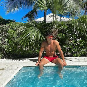 Kollegen stehen Wache: "Finger weg!"-Hottie befriedigt sich