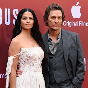 Matthew McConaughey turtelt mit Ehefrau auf rotem Teppich