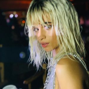 Camila Cabello in neuem Musikvideo auf einmal platinblond!