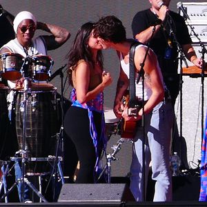 Voll verliebt! Camila und Shawn Mendes küssen sich auf Bühne