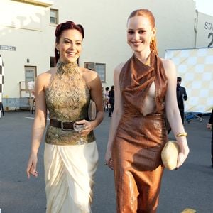 Präsentiert Camila Mendes hier etwa ihren Verlobungsring?