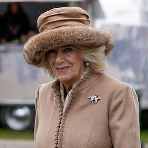 Queen Consort Camilla bezaubert in Beige bei Pferderennen