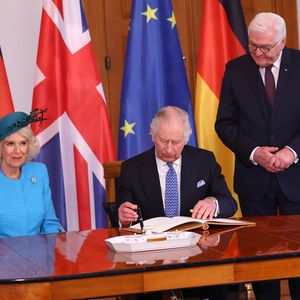 König Charles und Camilla tragen sich ins Goldene Buch ein