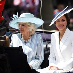 Queen-Parade: Camilla und Kate strahlen in erster Kutsche