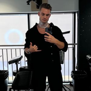 Trotz Nervosität: Can Kaplan lässt sich Halstattoo stechen