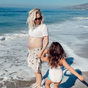 Hier zeigt "Vampire Diaries"-Candice ihren Babybauch im Meer