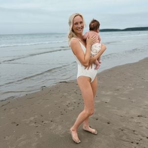 Candice King genießt ersten Sommerurlaub als Dreifachmama