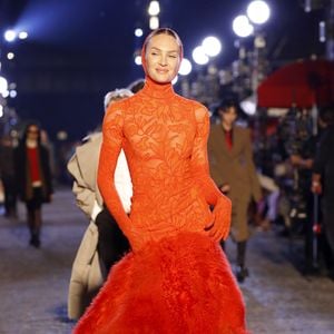 Rotkäppchen-Look? Candice Swanepoels Outfit polarisiert