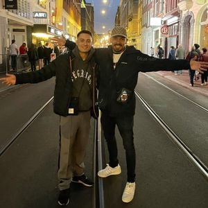 International bekannt? Capital Bra trifft Fans in Amsterdam