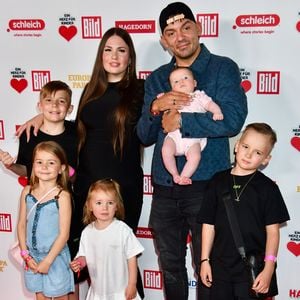Capital Bra posiert mit ganzer Familie auf dem roten Teppich