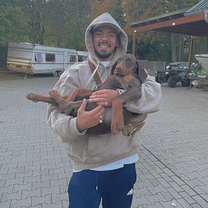 Süße Schlappohren: Capital Bra kuschelt mit neuem Hund Pasha
