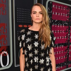 Wasser marsch: Cara Delevingne attackiert Paparazzi-Meute!