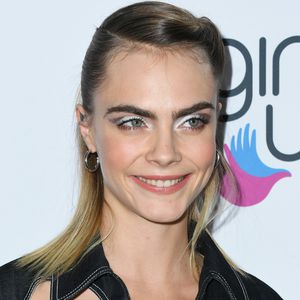 Verrückt: Cara Delevingne gibt Fans ihre Telefonnummer!
