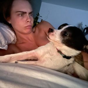 Mit Nippelblitzer: Cara Delevingne teilt Selfie aus dem Bett