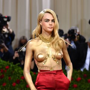 Golden Girl: Cara Delevingne posiert bei Met Gala oben ohne