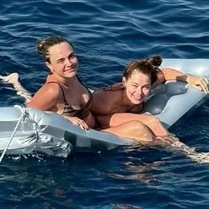 32. Geburtstag: Cara Delevingne planscht mit Minke im Meer
