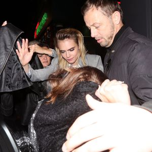 Durchzechte Nacht? Cara Delevingne verlässt betrunken Event