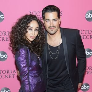 Wilde Fummelei! Jesse Metcalfe vernascht sein Girl