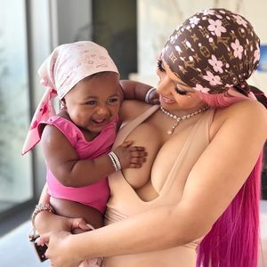 Cardi B präsentiert erstmals ihre kleine Tochter im Netz