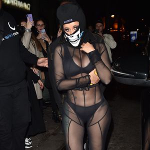 Vermummt aber halbnackt: Cardi B total ausgefallen bei Party