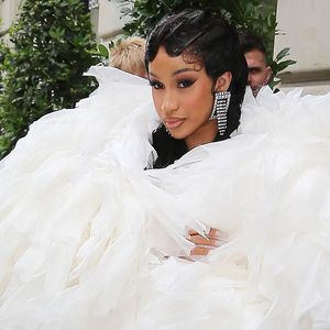 Wilder Federn-Look: Cardi B in skurrilem Outfit unterwegs