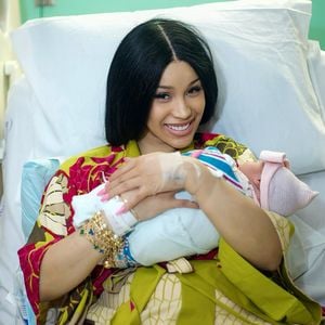 Cardi B genießt Mama-Tochter-Zeit mit ihrem Neugeborenen