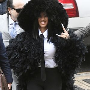XXL-Feder-Outfit: Cardi B erschien im Raben-Look vor Gericht
