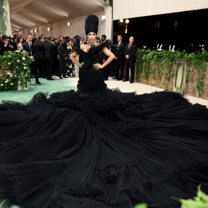 Cardi B nimmt mit XXL-Kleid den Teppich auf der Met Gala ein