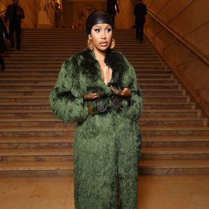 So wurde Cardi B auf ihre dritte Schwangerschaft aufmerksam