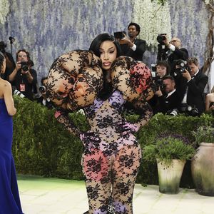 Verblüffend: Cardi B trotzt Krankheit bei der Met Gala 2026