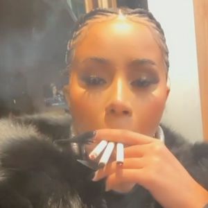 Wahl-Aufregung: Cardi B raucht drei Zigaretten gleichzeitig