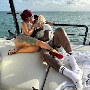 Cardi B kuschelt mit ihrem NFL-Star Stefon Diggs auf Jacht