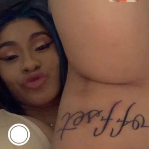 Schlüpfrig: Cardi B zeigt Schenkel-Tattoo mit Offsets Namen