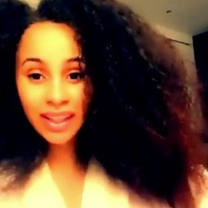 Natürliche Lockenpracht: Cardi B zeigt sich ohne Perücke