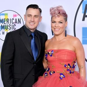 Pink feiert Carey Hart zum Vatertag und trotzt Gerüchten