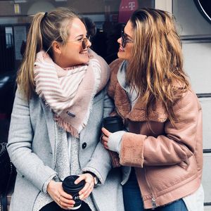 Freundinnen: "Unter uns"-Carina schwärmt von Dreh mit Sharon