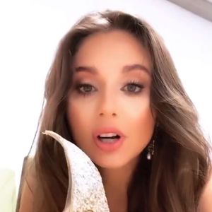GNTM-All-Stars-Walk: Carina Zavlines Schuh ist gerissen!