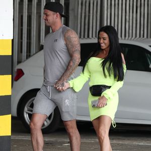 Katie Prices Lover bringt sie trotz Harvey-Drama zum Lächeln