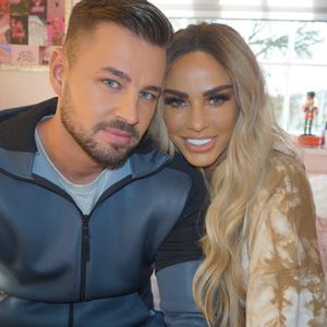 So pompös wurde Katie Price am Valentinstag beschenkt