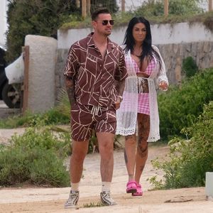 Erneutes Liebescomeback? Katie Price ist mit Carl im Urlaub
