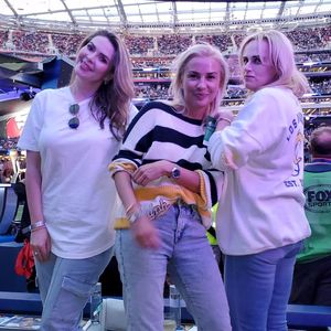 Stadionbesuch: Rebel Wilson fast schlanker als ihre Girls!