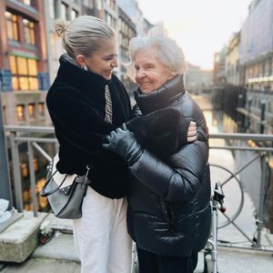 So niedlich strahlt Caro Daur mit ihrer Oma um die Wette!