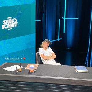 Caro Daur besucht Freund Tommi Schmitt im Fernsehstudio