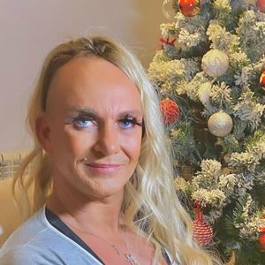 Caro Robens gönnt sich für die Hochzeit blonde Wallemähne