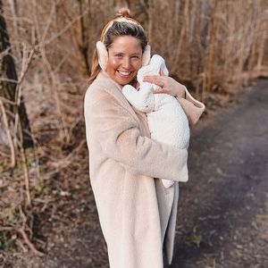 Auf Spaziergang: Caroline Frier genießt Sonne mit Baby Toni