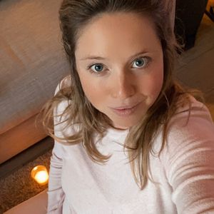 Kuschel-Kugel: Caroline Frier teilt neues Babybauch-Bild