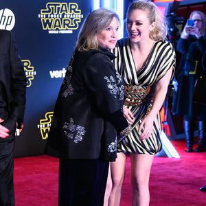 Emoji-Botschaft: Billie Lourd vermisst Mama Carrie Fisher