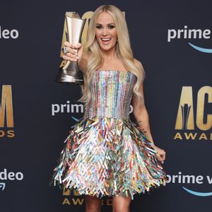 Heiß oder Kitsch? Carrie Underwood glänzt als Konfetti-Bombe
