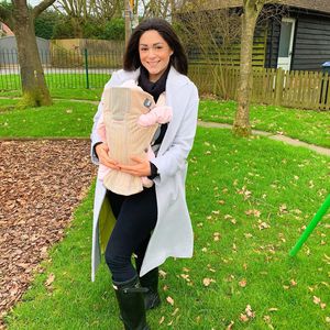 Casey Batchelor verrät den Namen ihrer kleinen Tochter