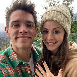 Bei "Riverdale" schwul: Casey Cott mit Freundin verlobt!